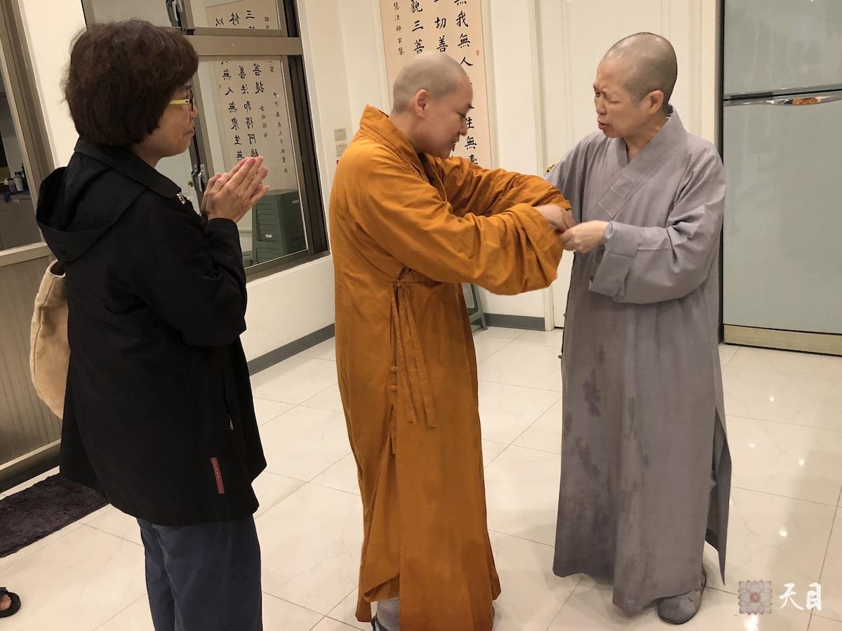 20180824果实法师在台湾带领果芳居士常富居士到台湾桃园佛教弘誓学院昭慧法师的母亲知光师公灵堂前吊唁——在涅槃堂拜见昭慧法师2