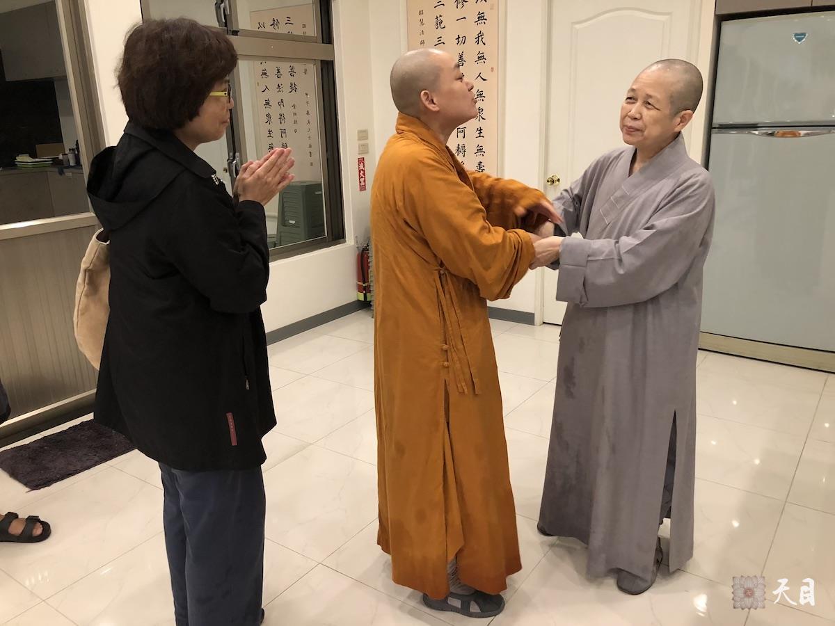 20180824果实法师在台湾带领果芳居士常富居士到台湾桃园佛教弘誓学院昭慧法师的母亲知光师公灵堂前吊唁——在涅槃堂拜见昭慧法师2