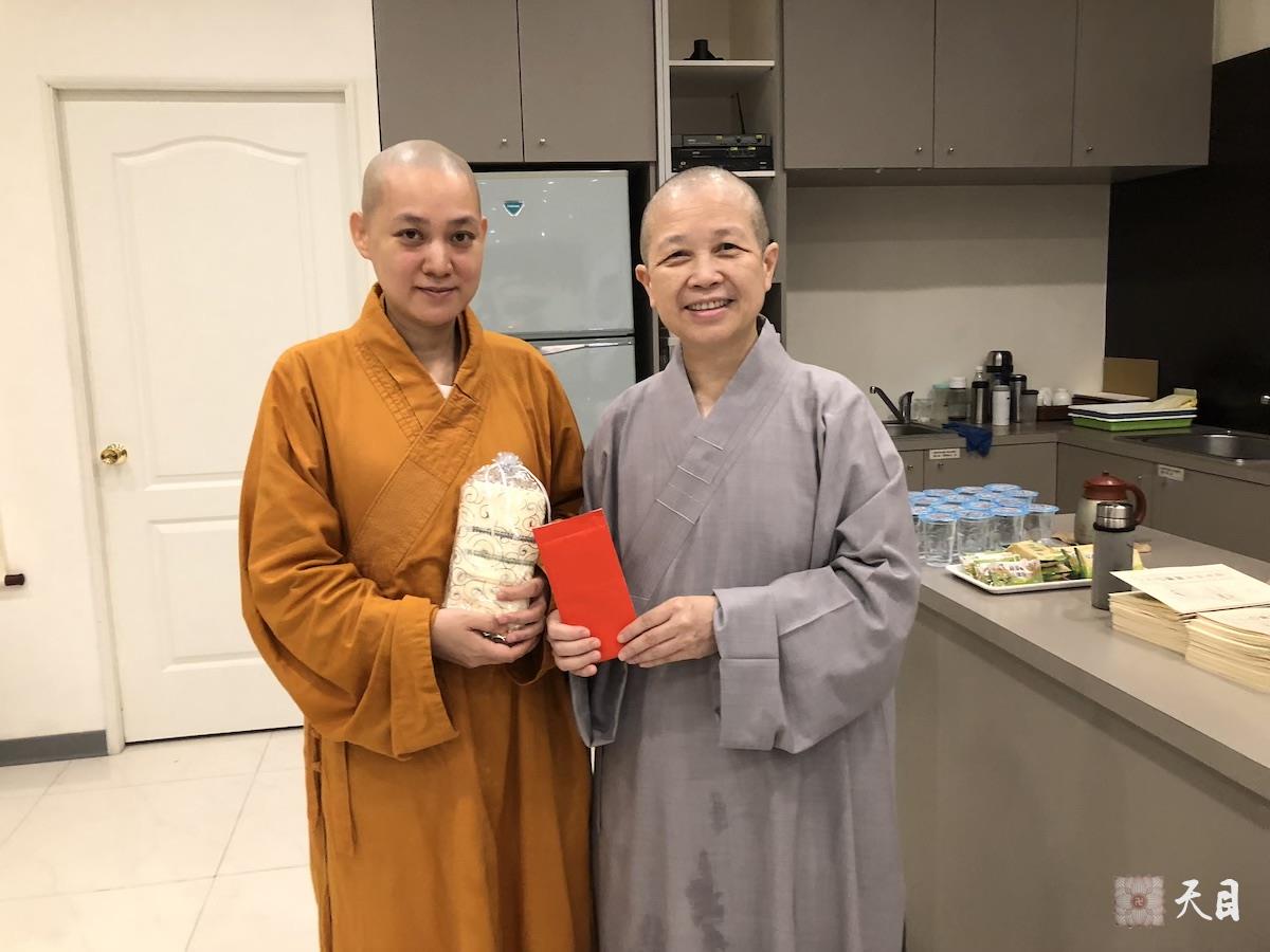 20180824果实法师在台湾带领果芳居士常富居士到台湾桃园佛教弘誓学院昭慧法师的母亲知光师公灵堂前吊唁——在涅槃堂拜见昭慧法师3