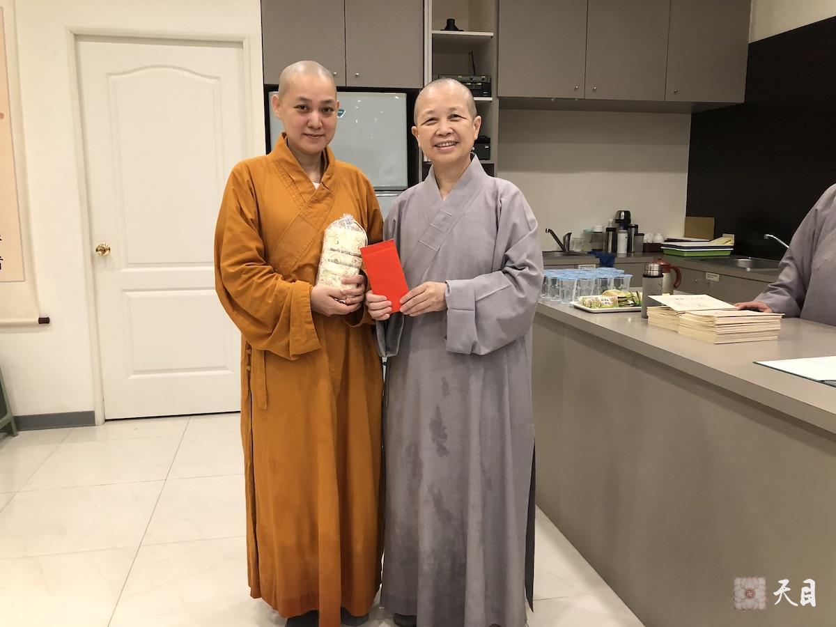 20180824果实法师在台湾带领果芳居士常富居士到台湾桃园佛教弘誓学院昭慧法师的母亲知光师公灵堂前吊唁——在涅槃堂拜见昭慧法师3