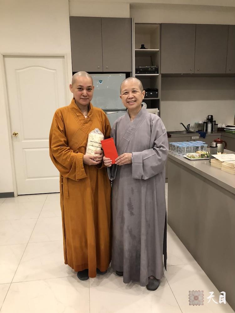 20180824果实法师在台湾带领果芳居士常富居士到台湾桃园佛教弘誓学院昭慧法师的母亲知光师公灵堂前吊唁——在涅槃堂拜见昭慧法师3