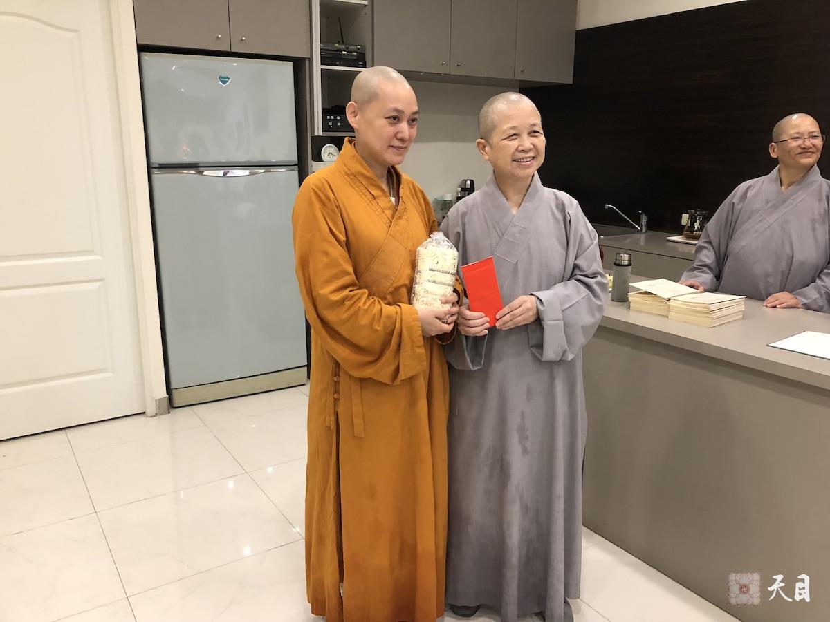 20180824果实法师在台湾带领果芳居士常富居士到台湾桃园佛教弘誓学院昭慧法师的母亲知光师公灵堂前吊唁——在涅槃堂拜见昭慧法师3