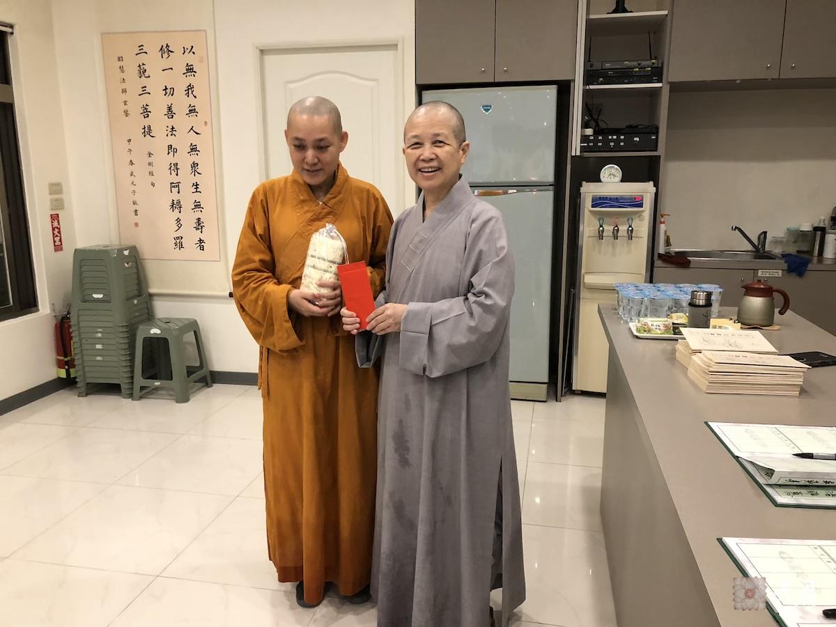 20180824果实法师在台湾带领果芳居士常富居士到台湾桃园佛教弘誓学院昭慧法师的母亲知光师公灵堂前吊唁——在涅槃堂拜见昭慧法师3