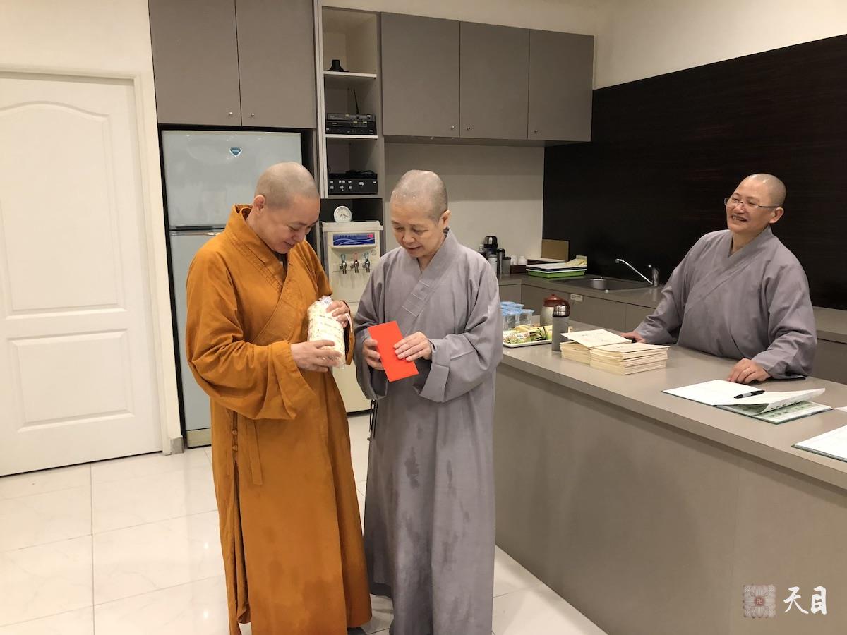 20180824果实法师在台湾带领果芳居士常富居士到台湾桃园佛教弘誓学院昭慧法师的母亲知光师公灵堂前吊唁——在涅槃堂拜见昭慧法师3