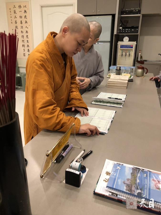 20180824果实法师在台湾带领果芳居士常富居士到台湾桃园佛教弘誓学院昭慧法师的母亲知光师公灵堂前吊唁——在涅槃堂签到