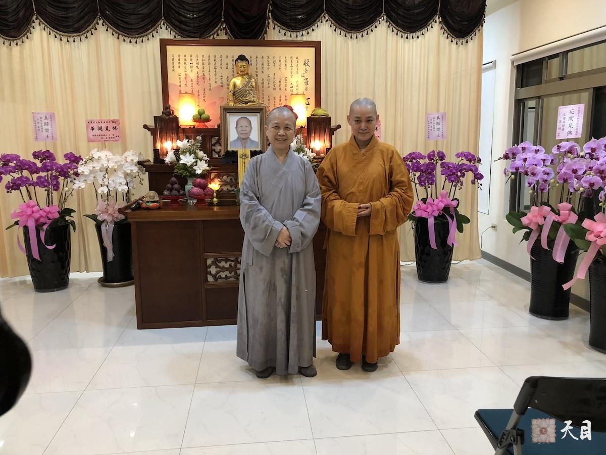 20180824果实法师在台湾带领果芳居士常富居士到台湾桃园佛教弘誓学院昭慧法师的母亲知光师公灵堂前吊唁——在涅槃堂知光师公莲座前合影1