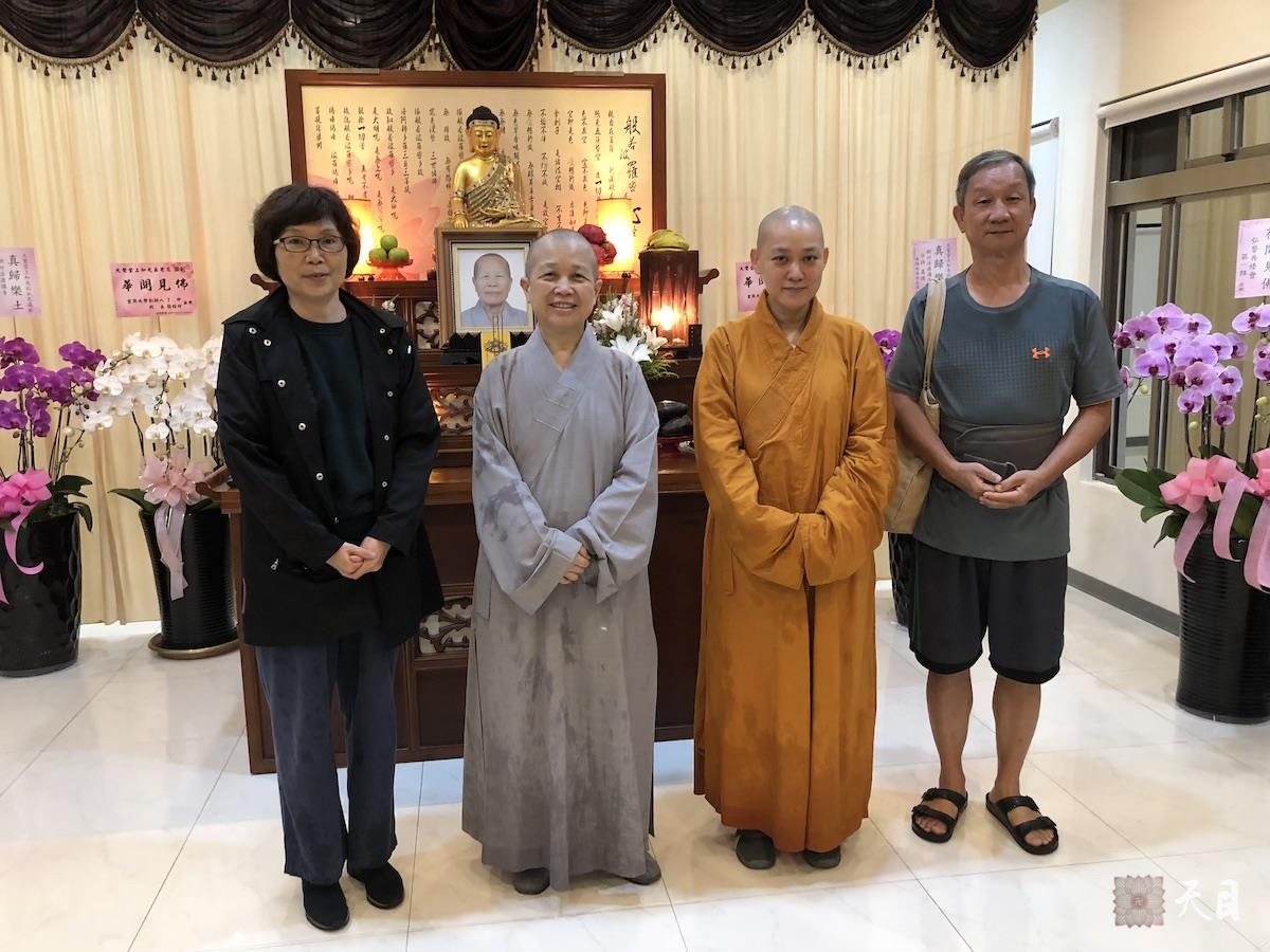 20180824果实法师在台湾带领果芳居士常富居士到台湾桃园佛教弘誓学院昭慧法师的母亲知光师公灵堂前吊唁——在涅槃堂知光师公莲座前合影2