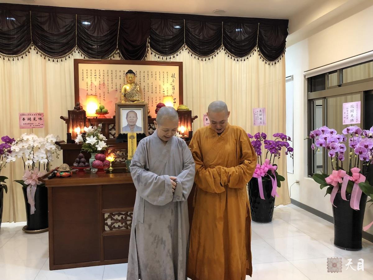 20180824果实法师在台湾带领果芳居士常富居士到台湾桃园佛教弘誓学院昭慧法师的母亲知光师公灵堂前吊唁——在涅槃堂知光师公莲座前合影1