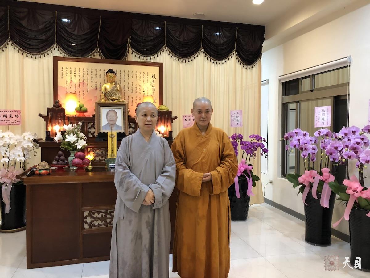 20180824果实法师在台湾带领果芳居士常富居士到台湾桃园佛教弘誓学院昭慧法师的母亲知光师公灵堂前吊唁——在涅槃堂知光师公莲座前合影1