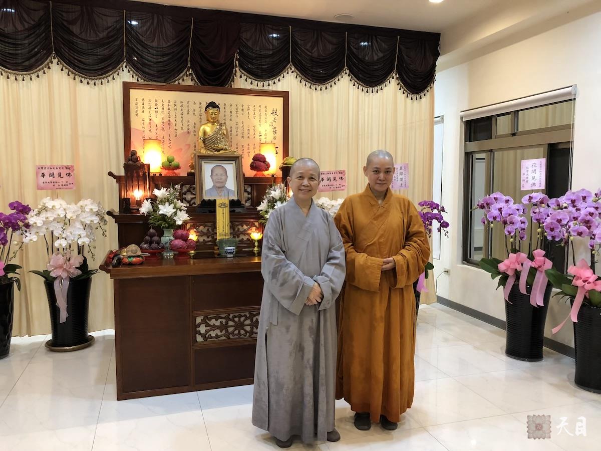 20180824果实法师在台湾带领果芳居士常富居士到台湾桃园佛教弘誓学院昭慧法师的母亲知光师公灵堂前吊唁——在涅槃堂知光师公莲座前合影1