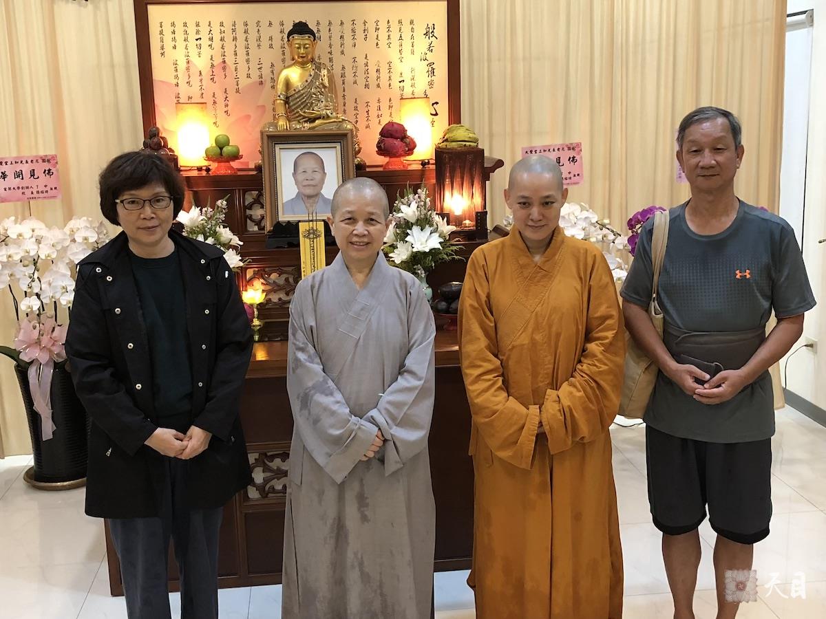 20180824果实法师在台湾带领果芳居士常富居士到台湾桃园佛教弘誓学院昭慧法师的母亲知光师公灵堂前吊唁——在涅槃堂知光师公莲座前合影2
