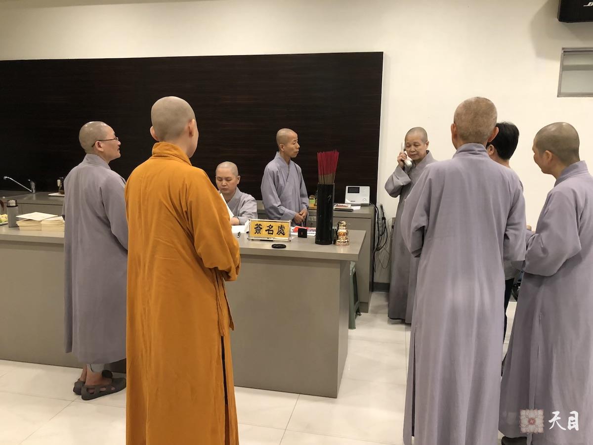 20180824果实法师在台湾带领果芳居士常富居士到台湾桃园佛教弘誓学院昭慧法师的母亲知光师公灵堂前吊唁——在涅槃堂和法师们一起听昭慧法师的招呼