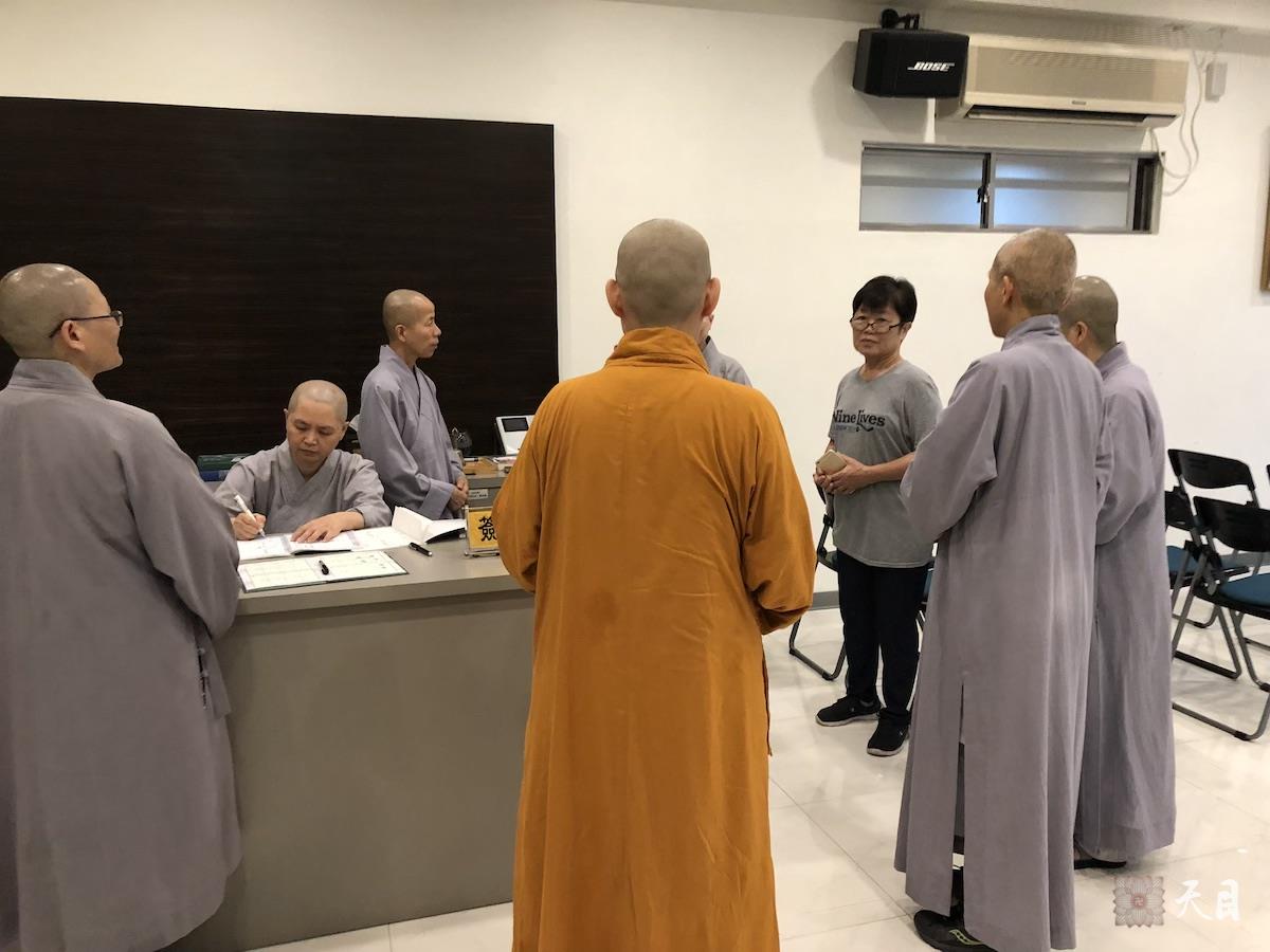 20180824果实法师在台湾带领果芳居士常富居士到台湾桃园佛教弘誓学院昭慧法师的母亲知光师公灵堂前吊唁——在涅槃堂和法师们一起听昭慧法师的招呼