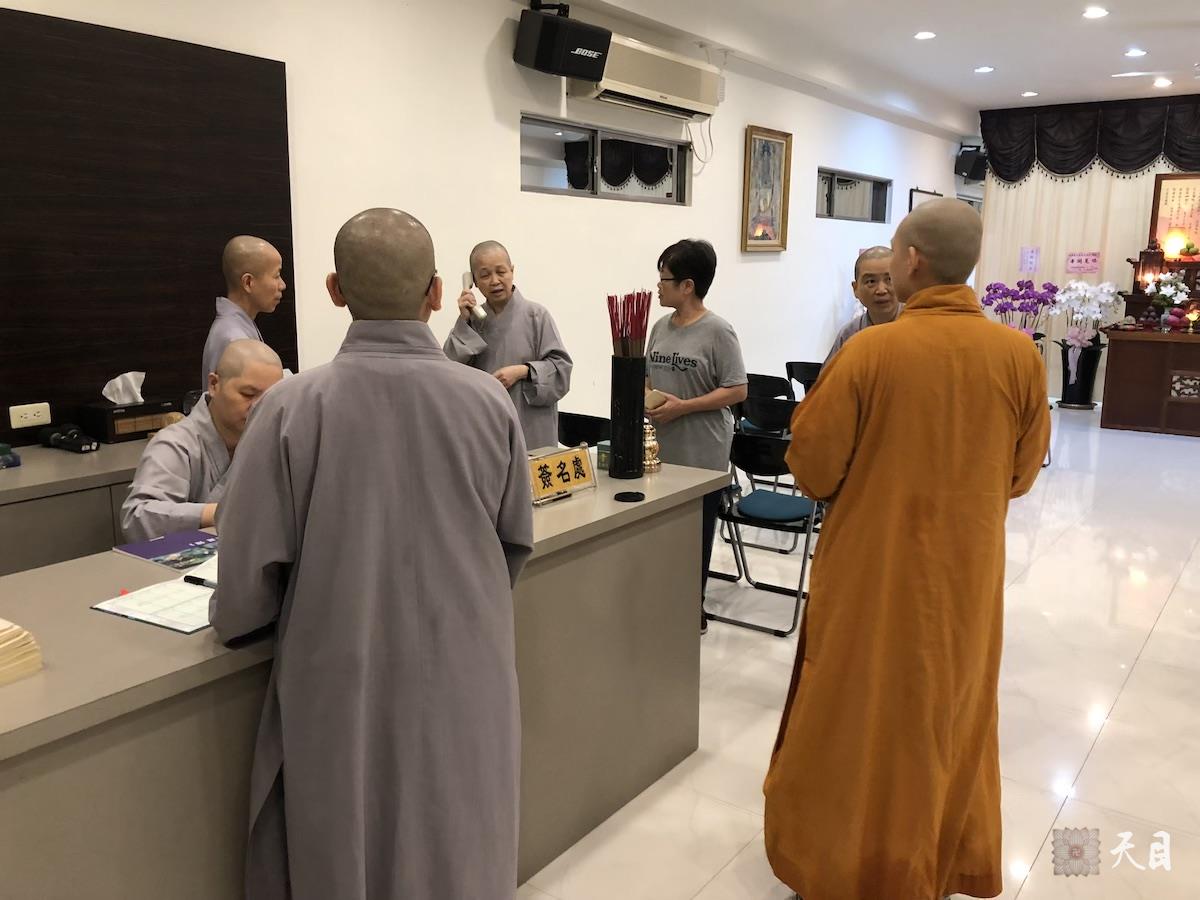 20180824果实法师在台湾带领果芳居士常富居士到台湾桃园佛教弘誓学院昭慧法师的母亲知光师公灵堂前吊唁——在涅槃堂和法师们一起听昭慧法师的招呼