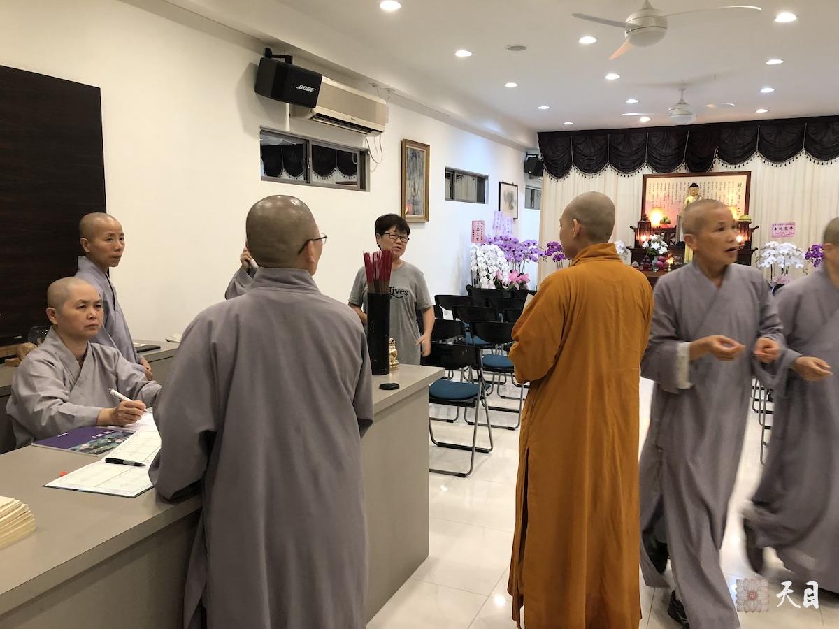 20180824果实法师在台湾带领果芳居士常富居士到台湾桃园佛教弘誓学院昭慧法师的母亲知光师公灵堂前吊唁——在涅槃堂和法师们一起听昭慧法师的招呼