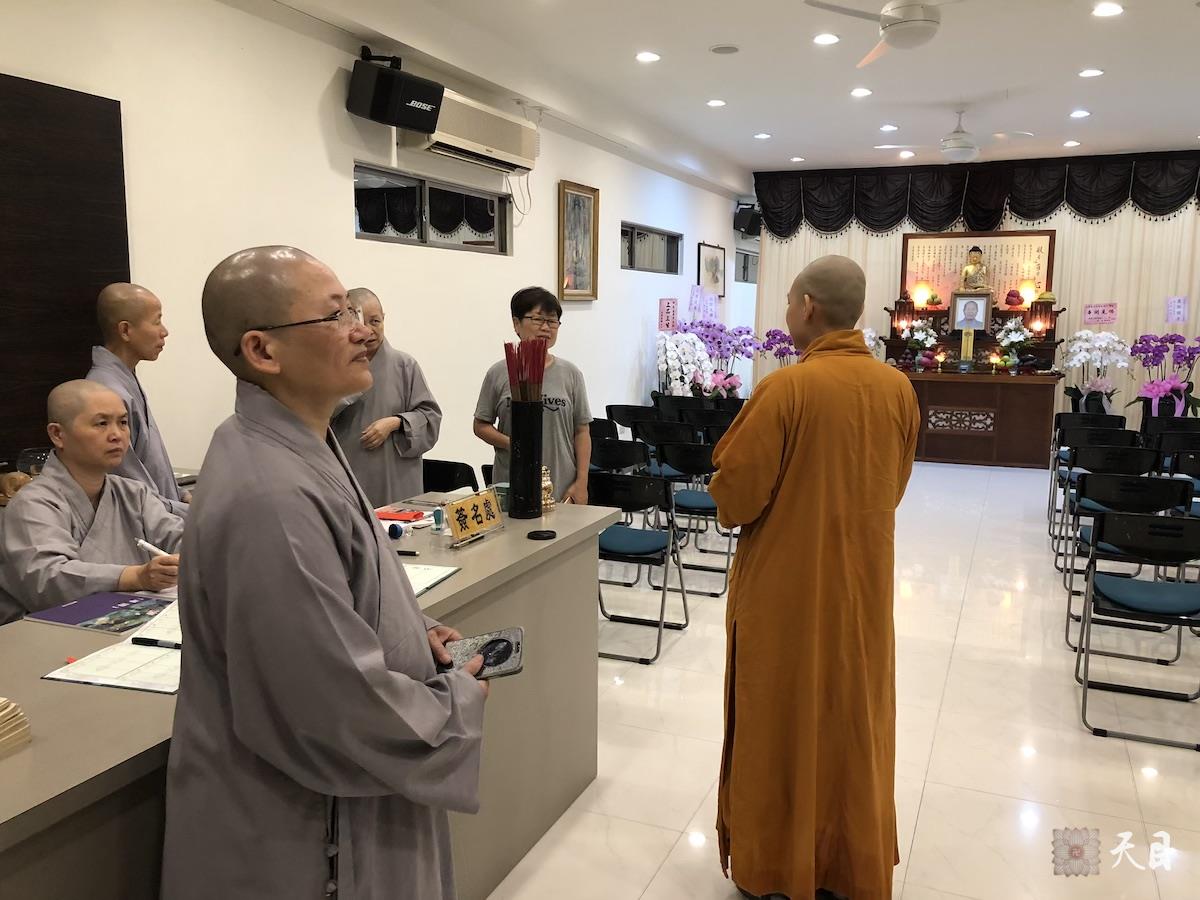 20180824果实法师在台湾带领果芳居士常富居士到台湾桃园佛教弘誓学院昭慧法师的母亲知光师公灵堂前吊唁——在涅槃堂和法师们一起听昭慧法师的招呼