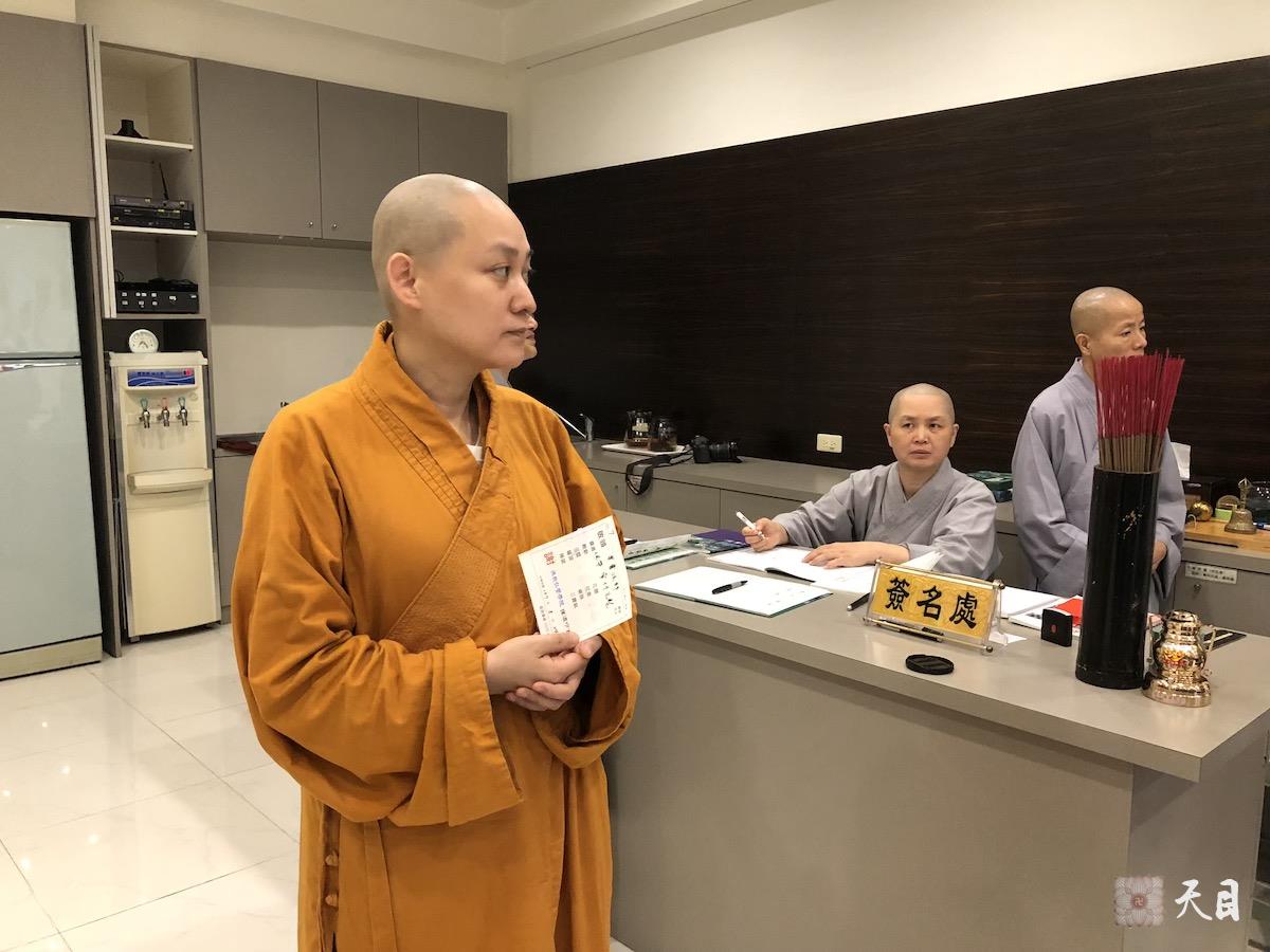 20180824果实法师在台湾带领果芳居士常富居士到台湾桃园佛教弘誓学院昭慧法师的母亲知光师公灵堂前吊唁——在涅槃堂看向昭慧法师