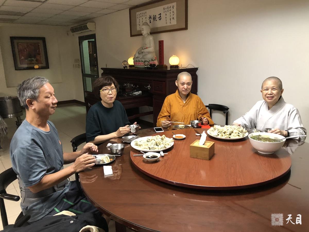 20180824果实法师在台湾带领果芳居士常富居士到台湾桃园佛教弘誓学院昭慧法师的母亲知光师公灵堂前吊唁——斋堂进用水饺轻食