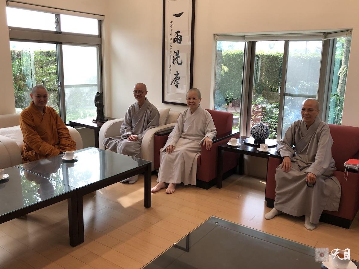 20180825果实法师在台湾带领果芳居士常富居士到台湾桃园佛教弘誓学院昭慧法师的母亲知光师公灵堂前吊唁——涅槃堂会客厅聆听昭慧法师开示1