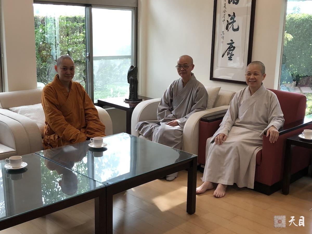 20180825果实法师在台湾带领果芳居士常富居士到台湾桃园佛教弘誓学院昭慧法师的母亲知光师公灵堂前吊唁——涅槃堂会客厅聆听昭慧法师开示1