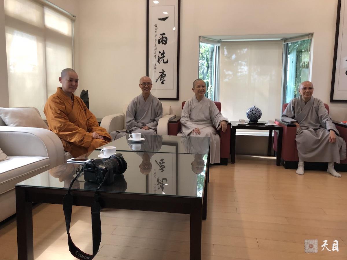 20180825果实法师在台湾带领果芳居士常富居士到台湾桃园佛教弘誓学院昭慧法师的母亲知光师公灵堂前吊唁——涅槃堂会客厅聆听昭慧法师开示1