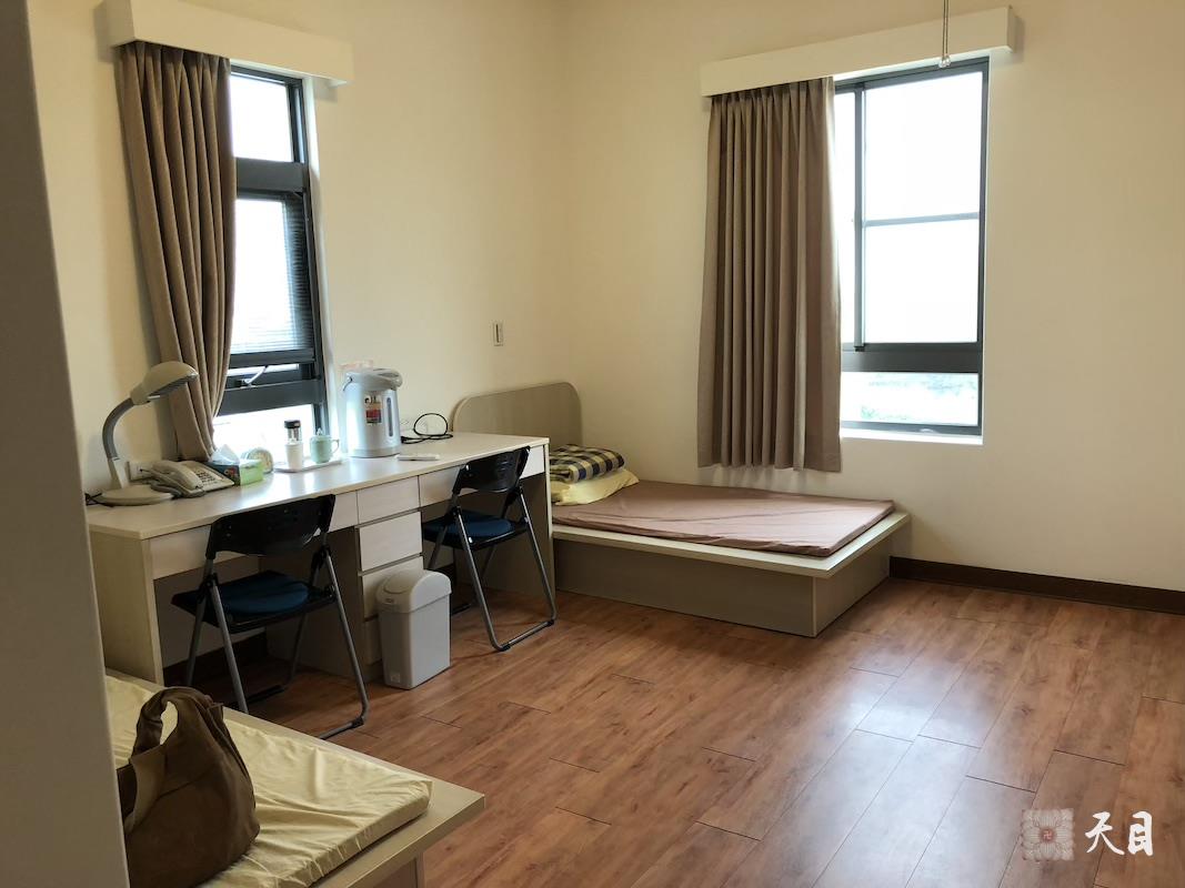 20180825果实法师在台湾佛教弘誓学院向昭慧法师告假临行前和果芳居士在大殿楼前合影