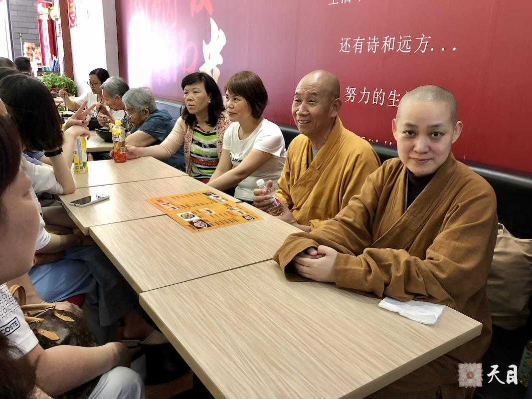 20180609圣观法师带领果实法师等弟子结束秦始皇兵马俑博物馆参观后吃陕西油泼辣子BiángBiáng面常惠居士心婵居士供养1