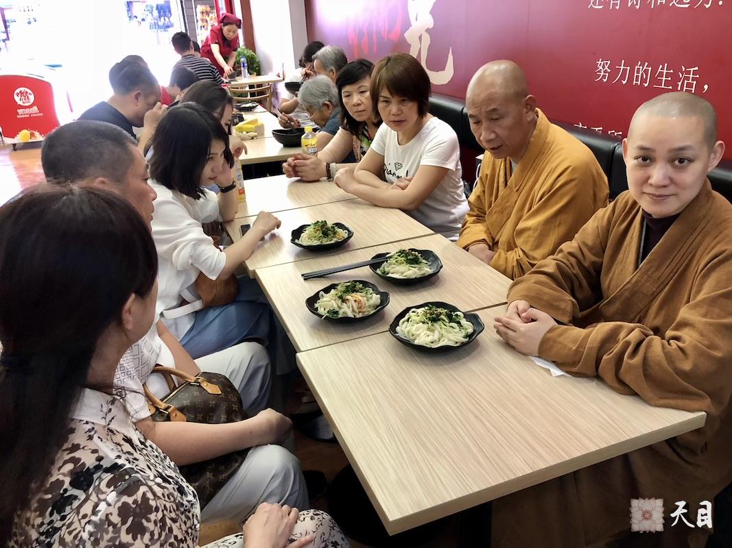 20180609圣观法师带领果实法师等弟子结束秦始皇兵马俑博物馆参观后吃陕西油泼辣子BiángBiáng面常惠居士心婵居士供养1