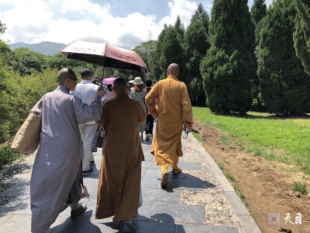 20180609果实法师领众跟随恩师圣观法师在西安参观秦始皇兵马俑博物馆和秦始皇陵遗址公园丽山园2
