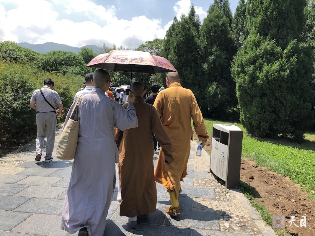 20180609果实法师领众跟随恩师圣观法师在西安参观秦始皇兵马俑博物馆和秦始皇陵遗址公园丽山园2