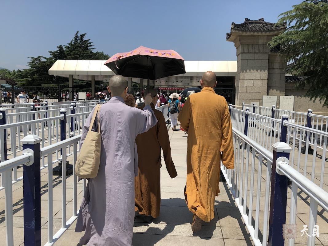 20180609果实法师领众跟随恩师圣观法师在西安参观秦始皇兵马俑博物馆和秦始皇陵遗址公园丽山园2