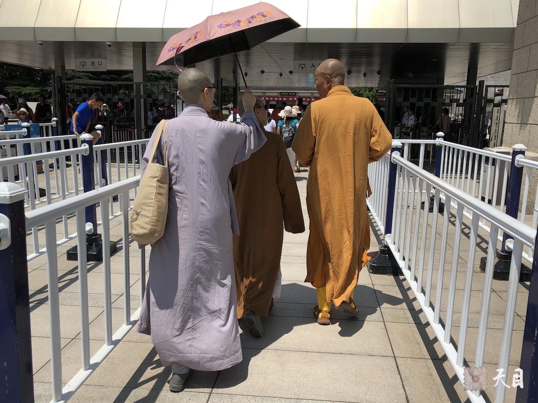 20180609果实法师领众跟随恩师圣观法师在西安参观秦始皇兵马俑博物馆和秦始皇陵遗址公园丽山园2