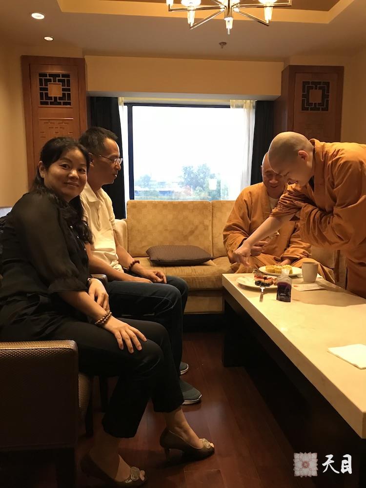 20180625果实法师领众跟随恩师圣观法师在西安喜来登给心宁居士庆祝生日1