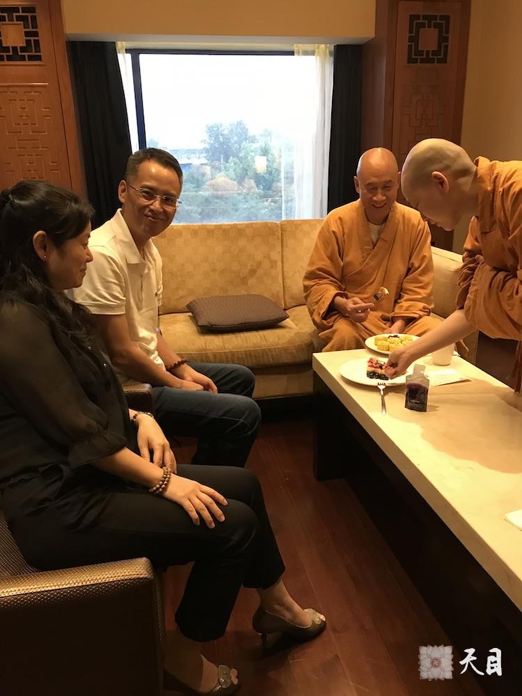 20180625果实法师领众跟随恩师圣观法师在西安喜来登给心宁居士庆祝生日1