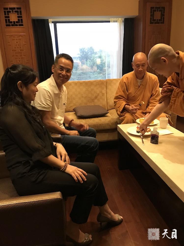 20180625果实法师领众跟随恩师圣观法师在西安喜来登给心宁居士庆祝生日1