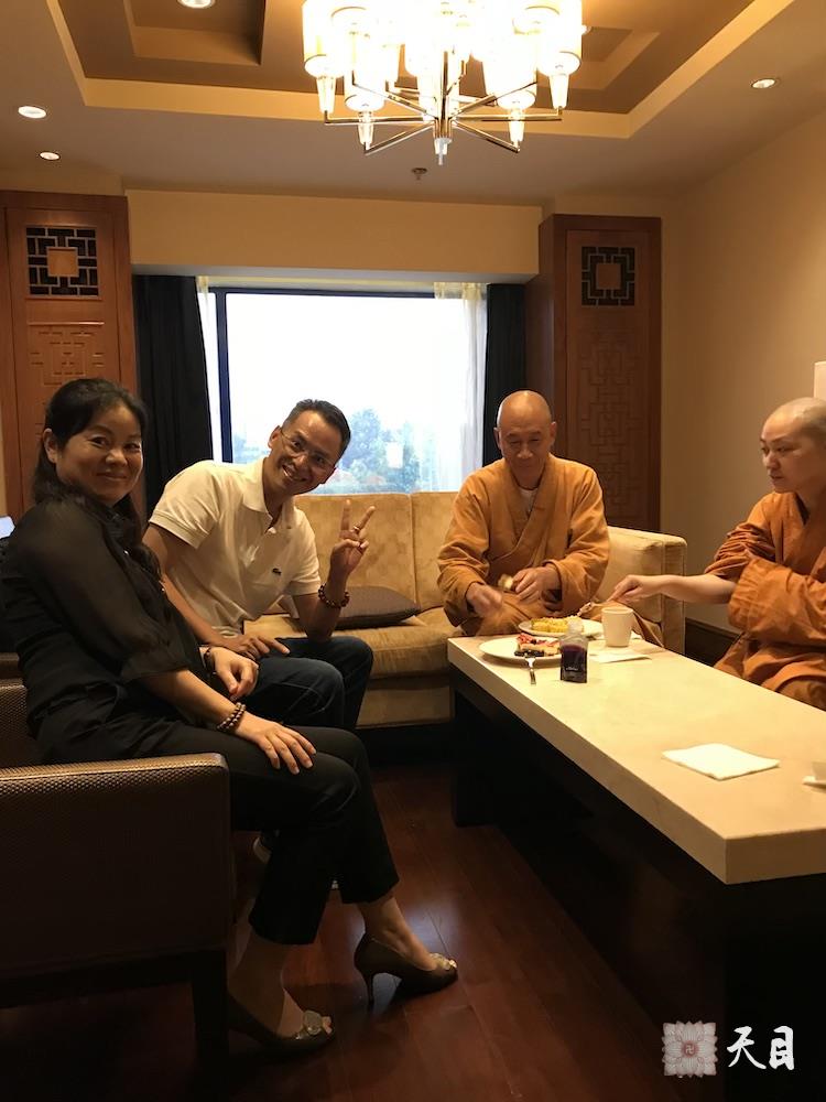 20180625果实法师领众跟随恩师圣观法师在西安喜来登给心宁居士庆祝生日1