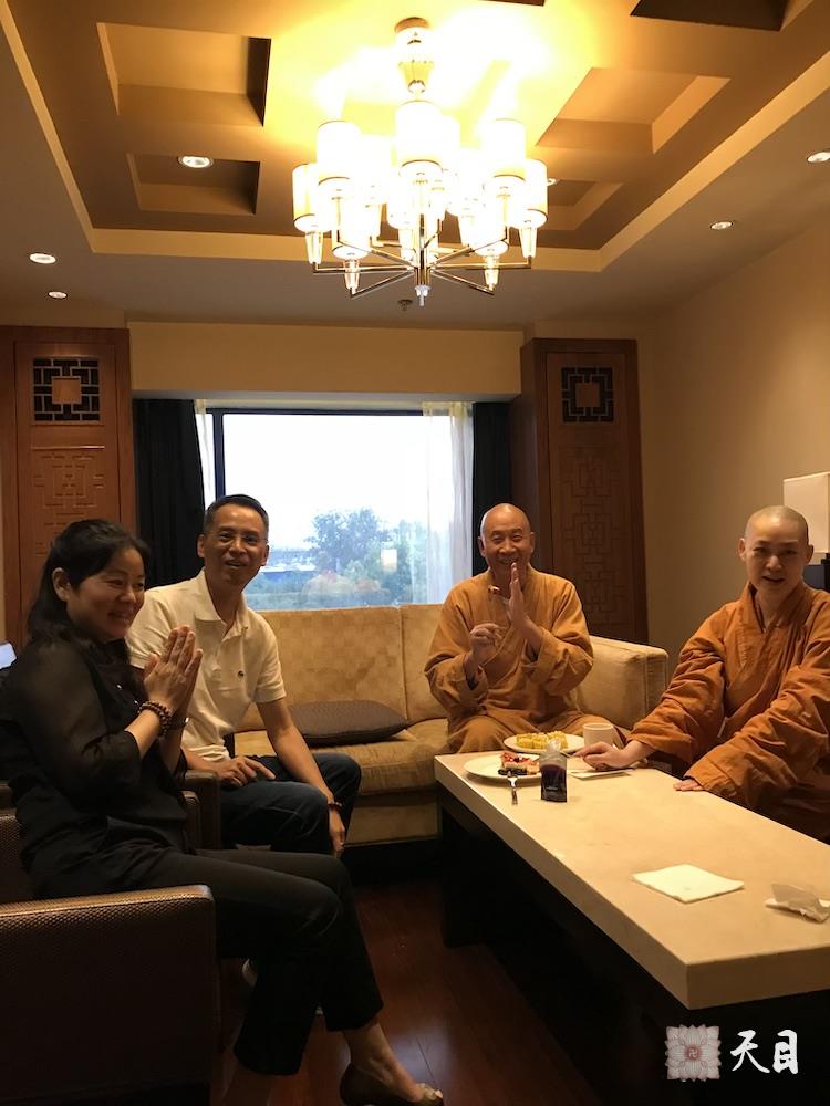 20180625果实法师领众跟随恩师圣观法师在西安喜来登给心宁居士庆祝生日2