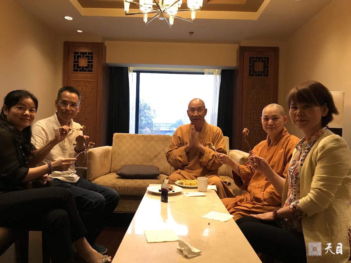 20180625果实法师领众跟随恩师圣观法师在西安喜来登给心宁居士庆祝生日2