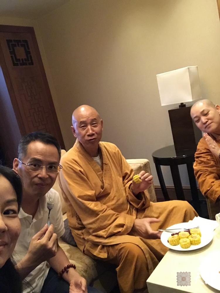 20180625果实法师领众跟随恩师圣观法师在西安喜来登给心宁居士庆祝生日2