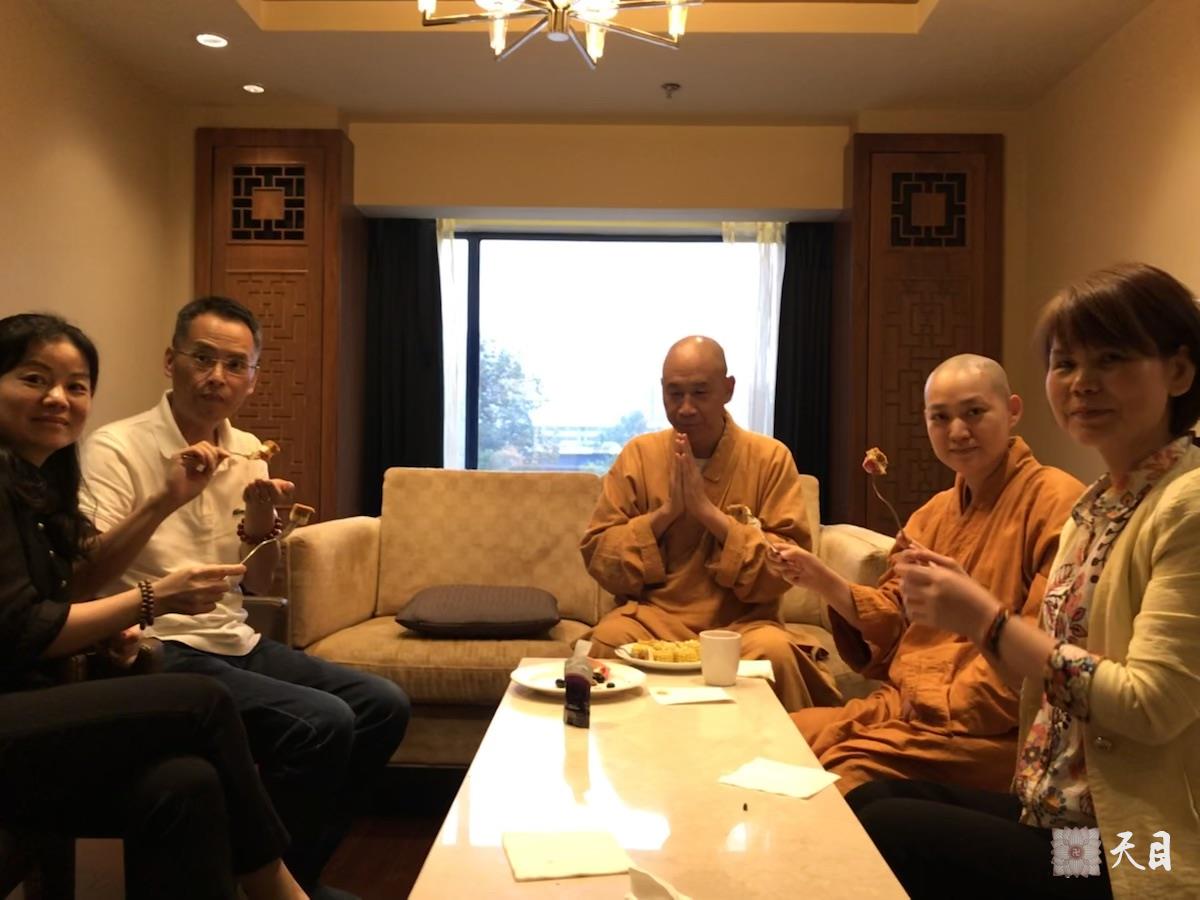 20180625果实法师领众跟随恩师圣观法师在西安喜来登给心宁居士庆祝生日2