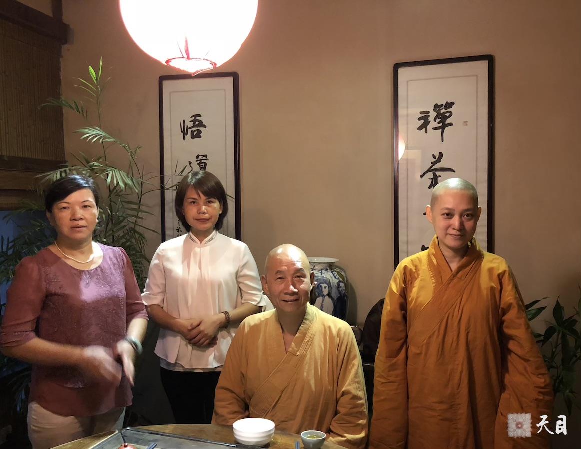 20180825“佛欢喜日”果实法师在恩师圣观法师的加持下顺利从台湾回到西安礼情尚在陕西省人民医院高干病房住院的恩师圣观法师应果音居士供养普素茶房