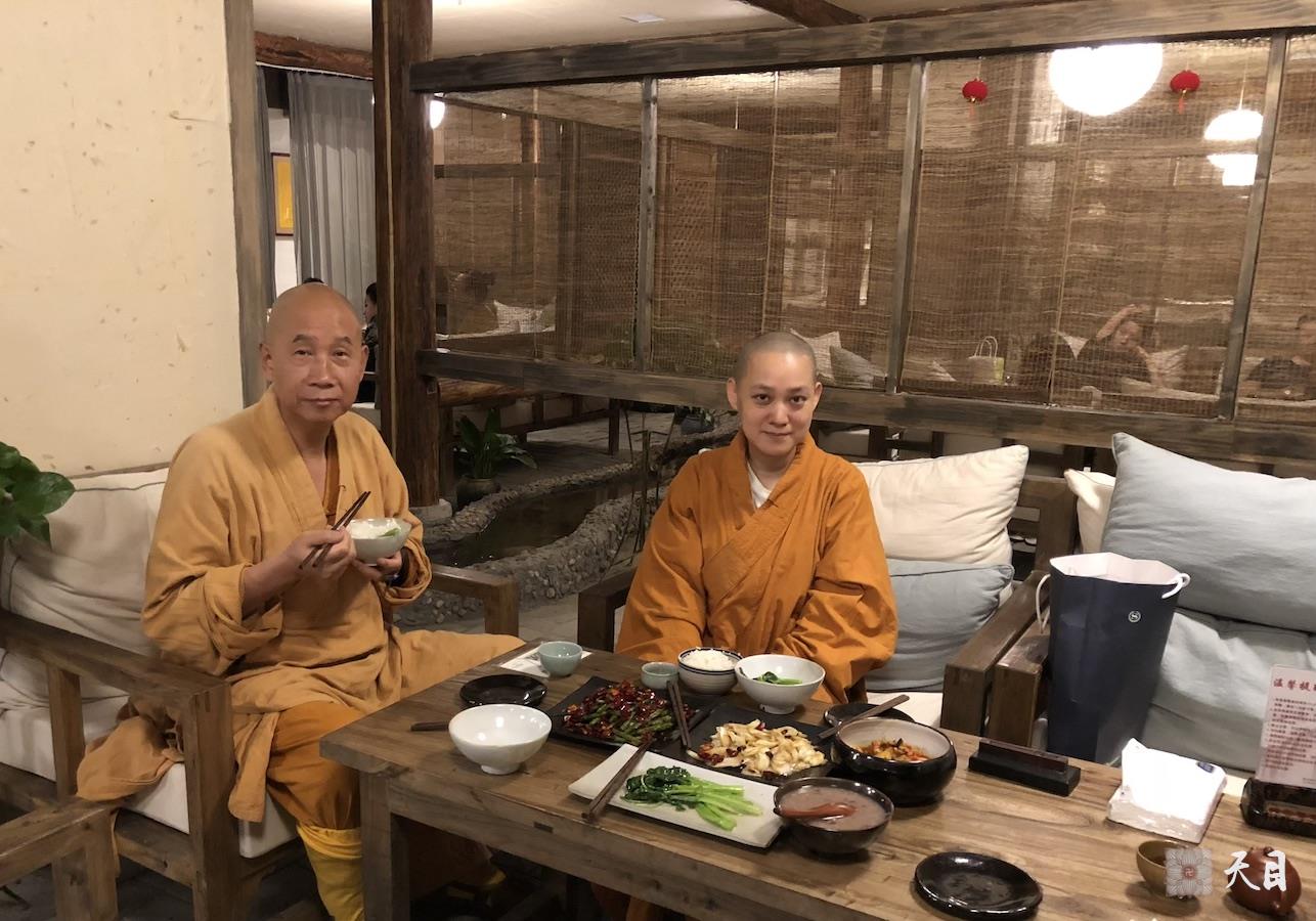 20180826果实法师礼情尚在陕西省人民医院高干病房住院的恩师圣观法师应常好居士供养素心茶房2