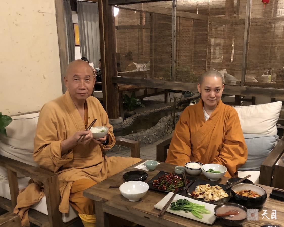 20180826果实法师礼情尚在陕西省人民医院高干病房住院的恩师圣观法师应常好居士供养素心茶房2