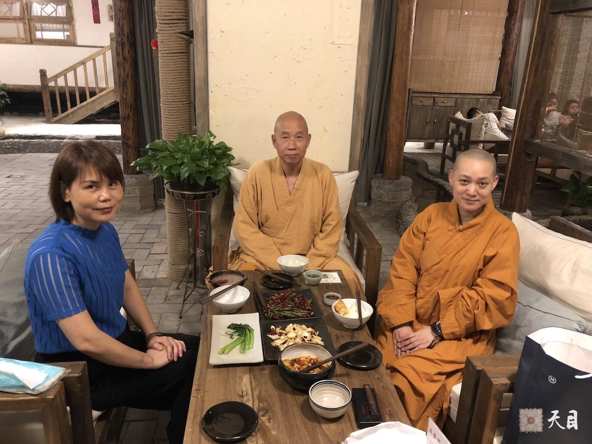 20180826果实法师礼情尚在陕西省人民医院高干病房住院的恩师圣观法师应常好居士供养素心茶房1