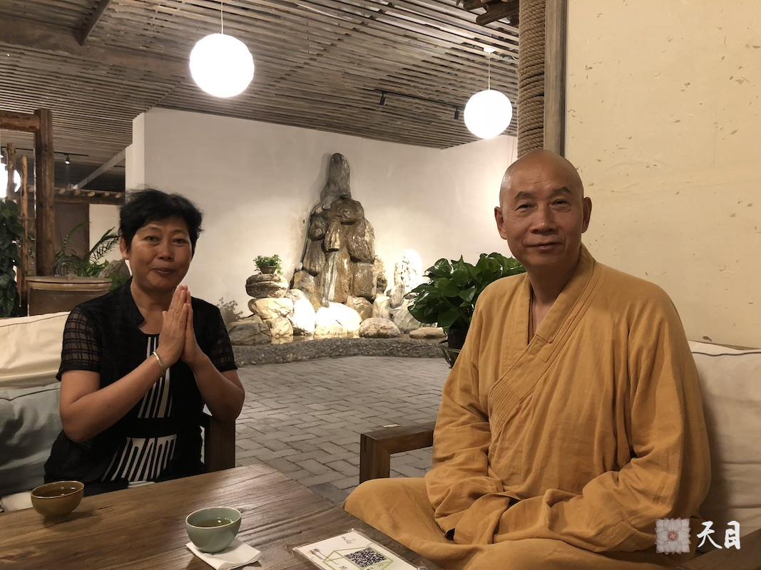 20180826圣观法师尚在陕西省人民医院高干病房住院慈悲接受果实法师之礼请应常好居士供养素心茶房1