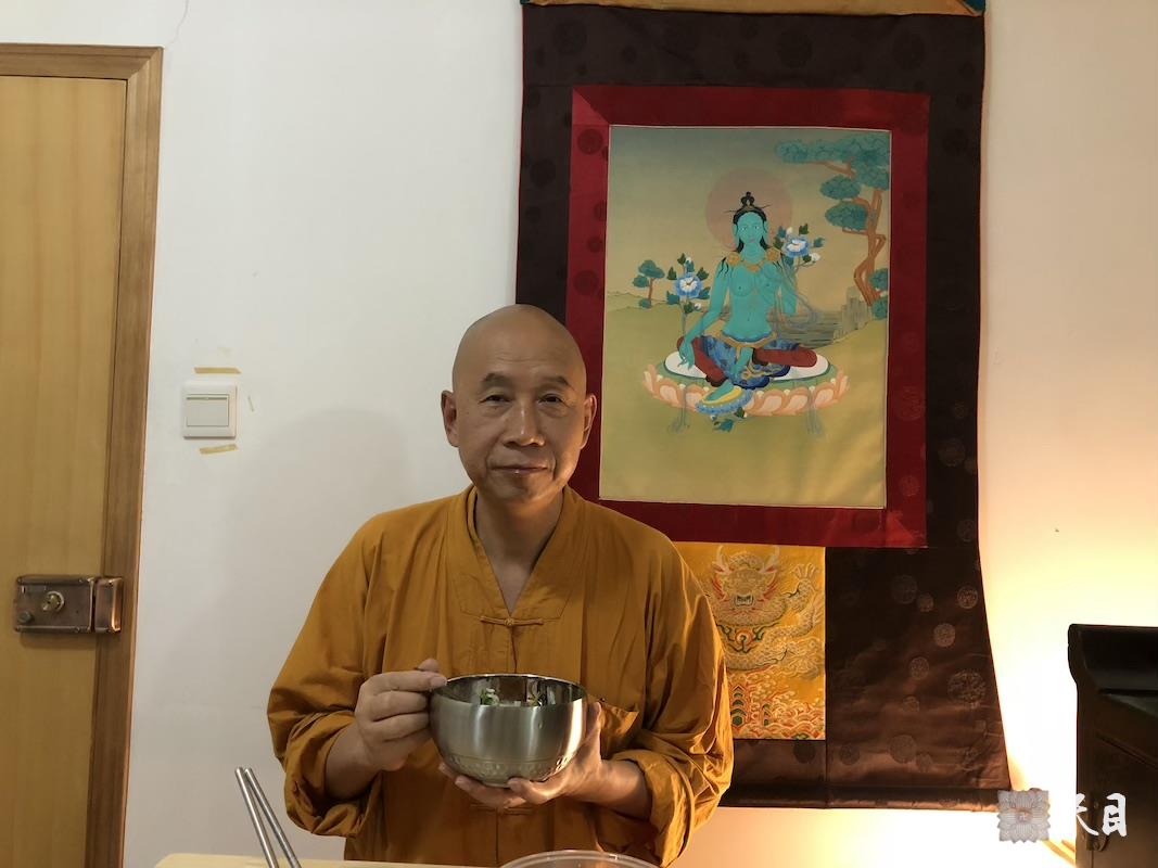 20180828圣观法师在陕西省人民医院高干病房住院一周后出院慈悲接受果实法师之礼请加持西安佛堂享用午斋