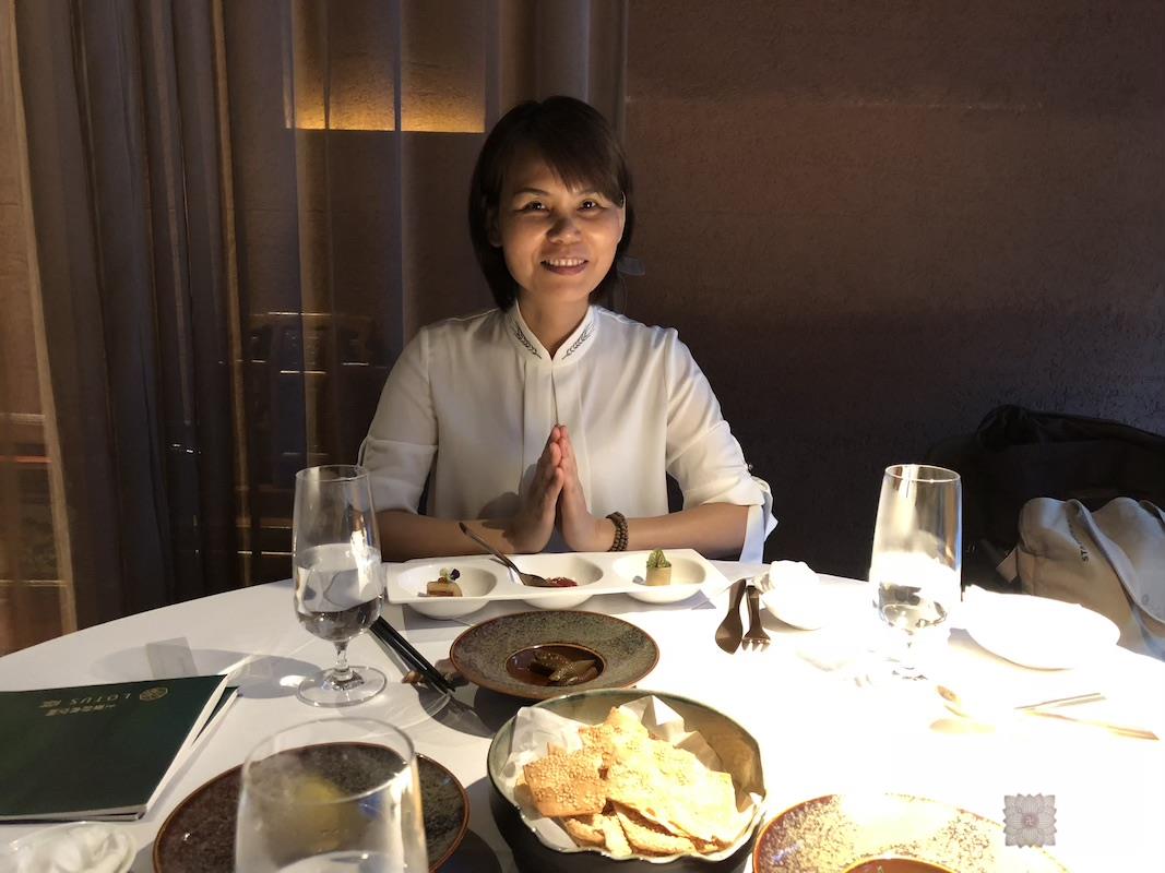 20180831果实法师跟随恩师圣观法师在西安荷·上乘舒食空间给常彩居士庆祝生日