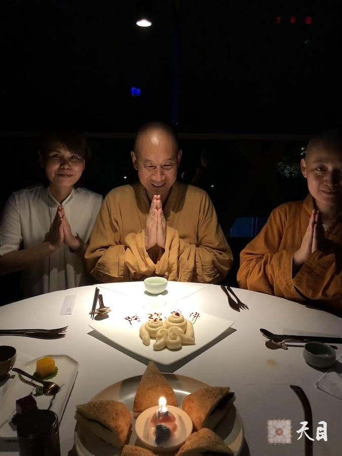 20180831果实法师跟随恩师圣观法师在西安荷·上乘舒食空间给常彩居士庆祝生日