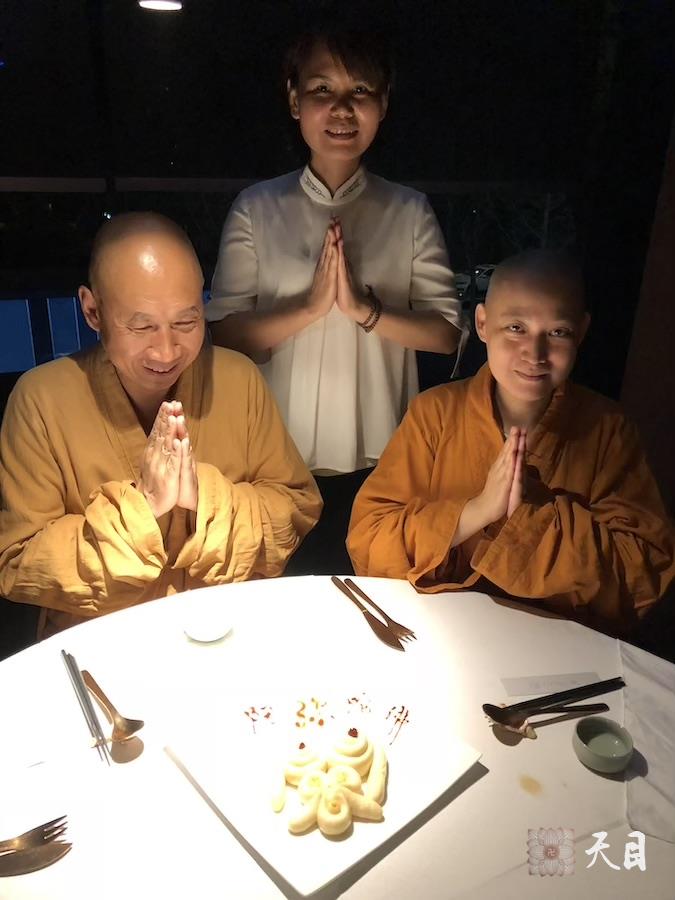 20180831果实法师跟随恩师圣观法师在西安荷·上乘舒食空间给常彩居士庆祝生日