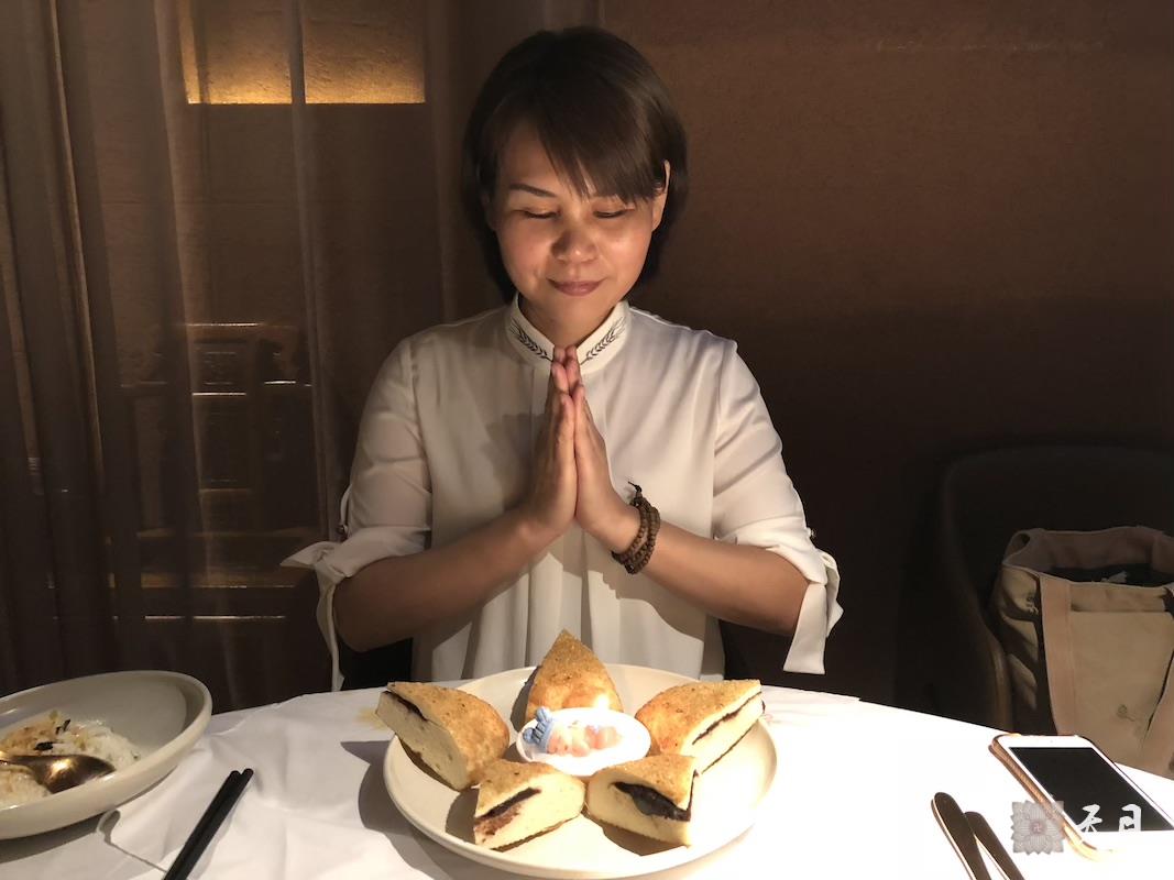 20180831果实法师跟随恩师圣观法师在西安荷·上乘舒食空间给常彩居士庆祝生日